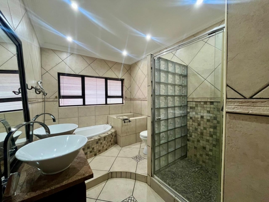 5 Bedroom Property for Sale in Safari Gardens North West